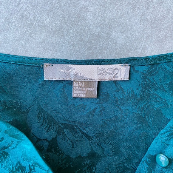 Pretty teal silk like F21 blouse with 3/4 sleeves and covered buttons. - Picture 6 of 6